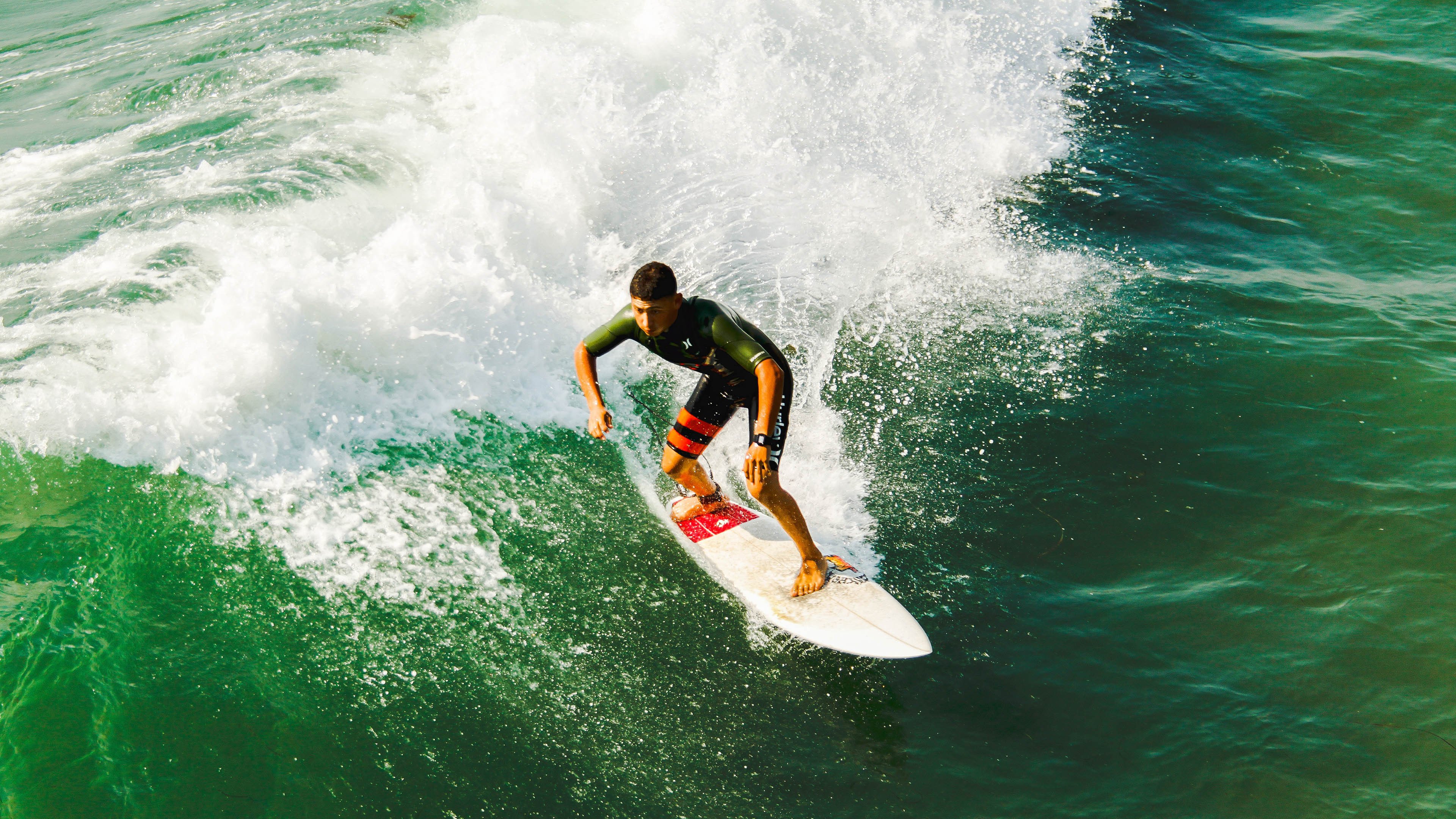 英超联赛激战正酣，曼城逆转利物浦登顶积分榜
