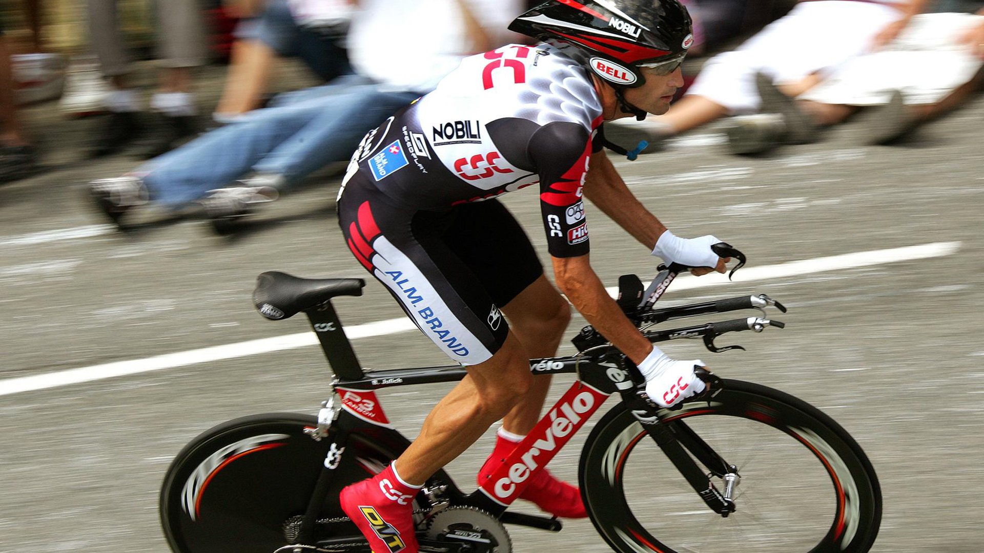 激烈角逐!全国田径锦标赛接力赛上演巅峰对决